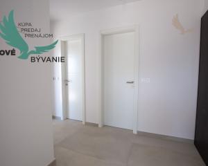 Novostavba apartmánu so záhradou blízko mora v Chorvátsku-Novalja-Pag