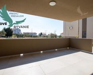 Novostavba apartmánu so záhradou blízko mora v Chorvátsku-Novalja-Pag