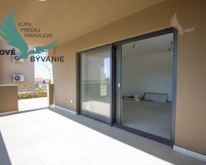 Novostavba apartmánu so záhradou blízko mora v Chorvátsku-Novalja-Pag