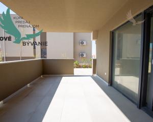 Novostavba apartmánu so záhradou blízko mora v Chorvátsku-Novalja-Pag