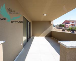 Novostavba apartmánu so záhradou blízko mora v Chorvátsku-Novalja-Pag