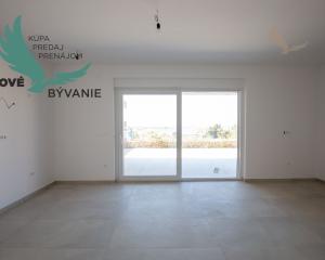 Novostavba apartmánu so záhradou blízko mora v Chorvátsku-Novalja-Pag