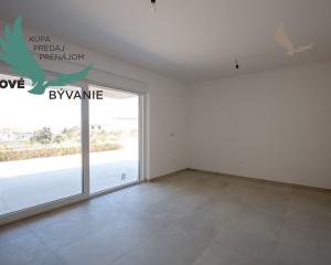 Novostavba apartmánu so záhradou blízko mora v Chorvátsku-Novalja-Pag