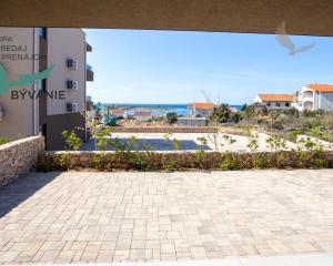 Novostavba apartmánu so záhradou blízko mora v Chorvátsku-Novalja-Pag