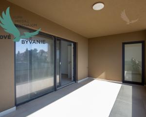 Novostavba apartmánu so záhradou blízko mora v Chorvátsku-Novalja-Pag