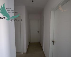 Novostavba apartmánu so záhradou blízko mora v Chorvátsku-Novalja-Pag