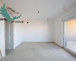 Novostavba apartmánu so záhradou blízko mora v Chorvátsku-Novalja-Pag