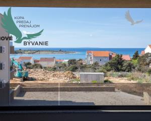 Novostavba apartmánu so záhradou blízko mora v Chorvátsku-Novalja-Pag