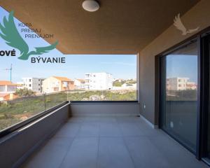 Novostavba apartmánu so záhradou blízko mora v Chorvátsku-Novalja-Pag