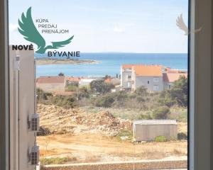 Novostavba apartmánu so záhradou blízko mora v Chorvátsku-Novalja-Pag