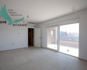 Novostavba apartmánu so záhradou blízko mora v Chorvátsku-Novalja-Pag