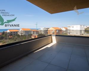 Novostavba apartmánu so záhradou blízko mora v Chorvátsku-Novalja-Pag