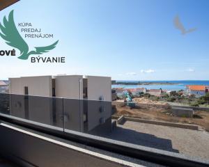 Novostavba apartmánu so záhradou blízko mora v Chorvátsku-Novalja-Pag