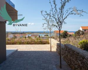 Novostavba apartmánu so záhradou blízko mora v Chorvátsku-Novalja-Pag