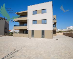 Novostavba apartmánu so záhradou blízko mora v Chorvátsku-Novalja-Pag