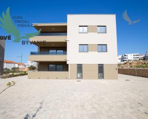 Novostavba apartmánu so záhradou blízko mora v Chorvátsku-Novalja-Pag