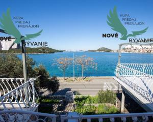 Exkluzívny dom v prvej rade s panoramatickým výhľadom na ostrove Murter v Chorvátsku