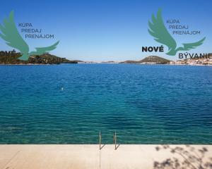 Exkluzívny dom v prvej rade s panoramatickým výhľadom na ostrove Murter v Chorvátsku