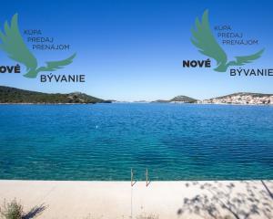 Exkluzívny dom v prvej rade s panoramatickým výhľadom na ostrove Murter v Chorvátsku