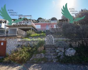 Exkluzívny dom v prvej rade s panoramatickým výhľadom na ostrove Murter v Chorvátsku