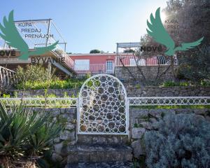 Exkluzívny dom v prvej rade s panoramatickým výhľadom na ostrove Murter v Chorvátsku