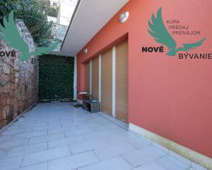 Exkluzívny dom v prvej rade s panoramatickým výhľadom na ostrove Murter v Chorvátsku