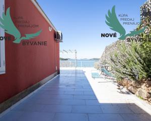 Exkluzívny dom v prvej rade s panoramatickým výhľadom na ostrove Murter v Chorvátsku