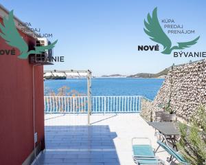 Exkluzívny dom v prvej rade s panoramatickým výhľadom na ostrove Murter v Chorvátsku