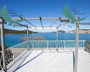 Exkluzívny dom v prvej rade s panoramatickým výhľadom na ostrove Murter v Chorvátsku