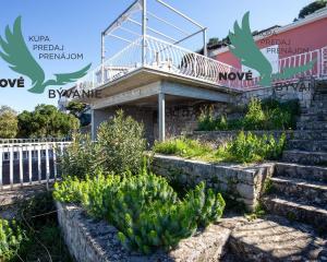 Exkluzívny dom v prvej rade s panoramatickým výhľadom na ostrove Murter v Chorvátsku