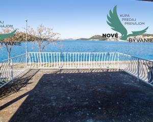 Exkluzívny dom v prvej rade s panoramatickým výhľadom na ostrove Murter v Chorvátsku