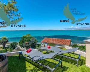 Na predaj novostavba apartmánu s panoramatikým výhľadom na more s jacuzzi na strešnej terase v kráľovskom meste Nin v Chorvátsku