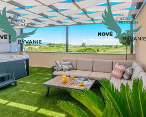 Na predaj novostavba apartmánu s panoramatikým výhľadom na more s jacuzzi na strešnej terase v kráľovskom meste Nin v Chorvátsku