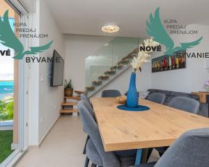 Na predaj novostavba apartmánu s panoramatikým výhľadom na more s jacuzzi na strešnej terase v kráľovskom meste Nin v Chorvátsku