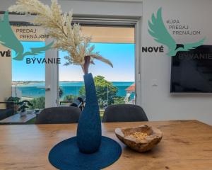 Na predaj novostavba apartmánu s panoramatikým výhľadom na more s jacuzzi na strešnej terase v kráľovskom meste Nin v Chorvátsku