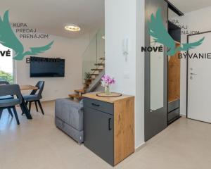 Na predaj novostavba apartmánu s panoramatikým výhľadom na more s jacuzzi na strešnej terase v kráľovskom meste Nin v Chorvátsku