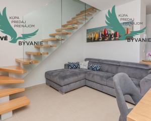 Na predaj novostavba apartmánu s panoramatikým výhľadom na more s jacuzzi na strešnej terase v kráľovskom meste Nin v Chorvátsku