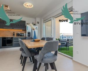 Na predaj novostavba apartmánu s panoramatikým výhľadom na more s jacuzzi na strešnej terase v kráľovskom meste Nin v Chorvátsku