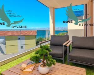 Na predaj novostavba apartmánu s panoramatikým výhľadom na more s jacuzzi na strešnej terase v kráľovskom meste Nin v Chorvátsku