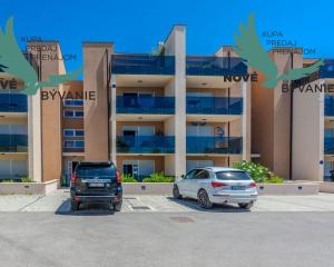 Na predaj novostavba apartmánu s panoramatikým výhľadom na more s jacuzzi na strešnej terase v kráľovskom meste Nin v Chorvátsku