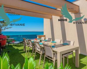 Na predaj novostavba apartmánu s panoramatikým výhľadom na more s jacuzzi na strešnej terase v kráľovskom meste Nin v Chorvátsku