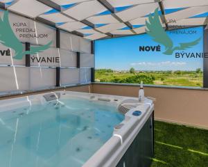 Na predaj novostavba apartmánu s panoramatikým výhľadom na more s jacuzzi na strešnej terase v kráľovskom meste Nin v Chorvátsku