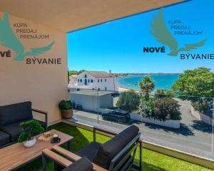 Na predaj novostavba apartmánu s panoramatikým výhľadom na more s jacuzzi na strešnej terase v kráľovskom meste Nin v Chorvátsku