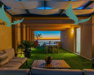 Na predaj novostavba apartmánu s panoramatikým výhľadom na more s jacuzzi na strešnej terase v kráľovskom meste Nin v Chorvátsku