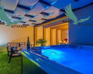 Na predaj novostavba apartmánu s panoramatikým výhľadom na more s jacuzzi na strešnej terase v kráľovskom meste Nin v Chorvátsku