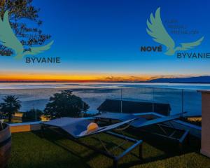 Na predaj novostavba apartmánu s panoramatikým výhľadom na more s jacuzzi na strešnej terase v kráľovskom meste Nin v Chorvátsku