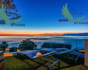 Na predaj novostavba apartmánu s panoramatikým výhľadom na more s jacuzzi na strešnej terase v kráľovskom meste Nin v Chorvátsku