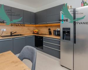 Na predaj novostavba apartmánu s panoramatikým výhľadom na more s jacuzzi na strešnej terase v kráľovskom meste Nin v Chorvátsku