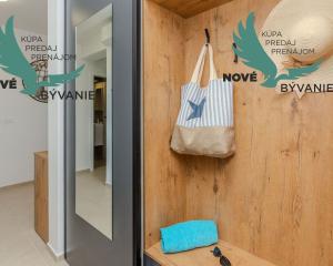 Na predaj novostavba apartmánu s panoramatikým výhľadom na more s jacuzzi na strešnej terase v kráľovskom meste Nin v Chorvátsku