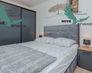 Na predaj novostavba apartmánu s panoramatikým výhľadom na more s jacuzzi na strešnej terase v kráľovskom meste Nin v Chorvátsku